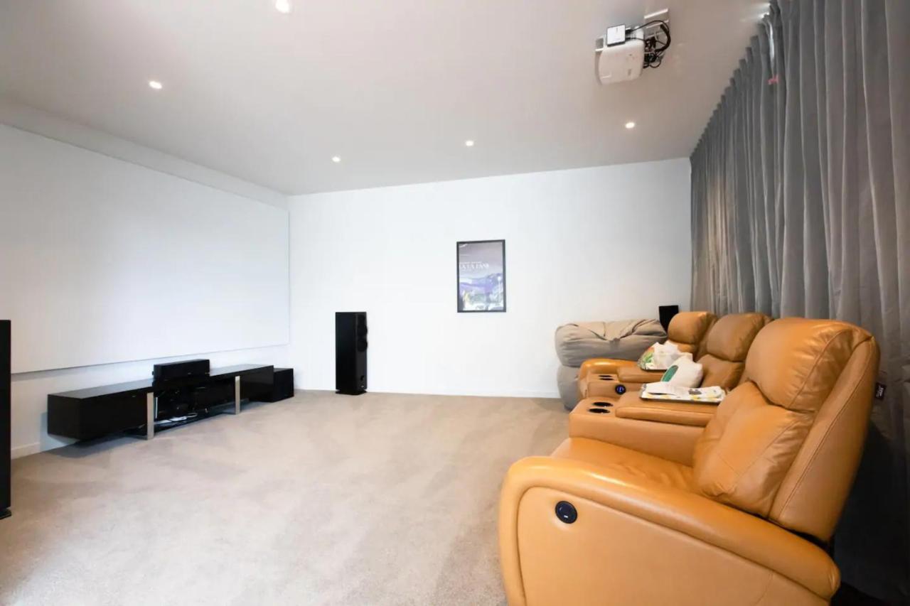 Holiday home Luxury 4 Bedroom With Private Cinema *